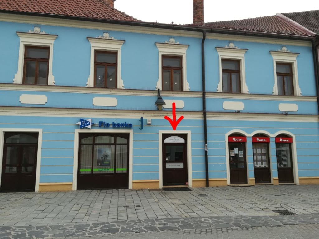 Modrá budova so šípkou smerujúcou na Kozmetický salón Janka Liptáková v Trenčíne.