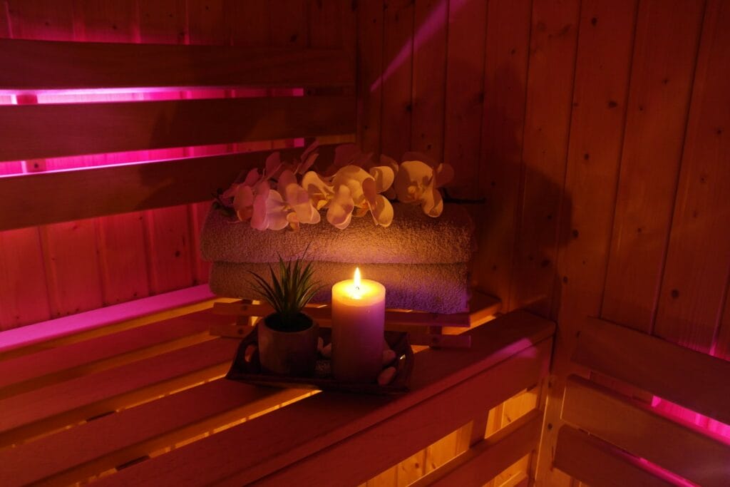 Sauna s ružovými svetlami.