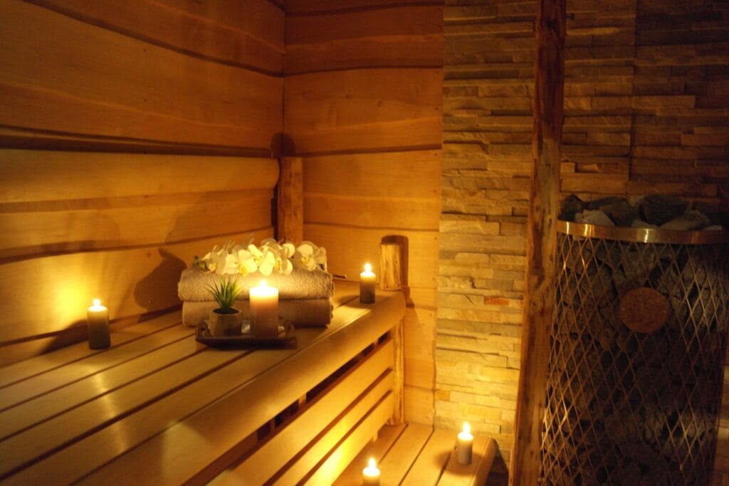 Drevená stena v saune v Masážnom salóne Orchid Sauna & Thai Massage Trenčín.