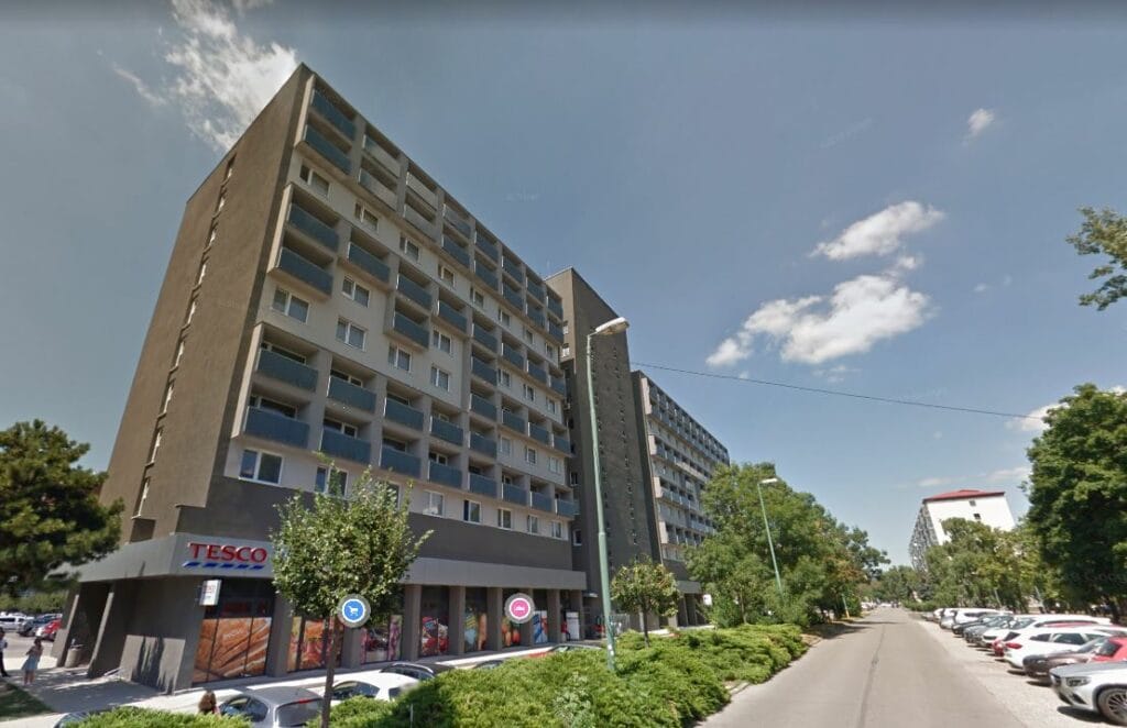 Snímka Google street view bytového domu v Bratislave.