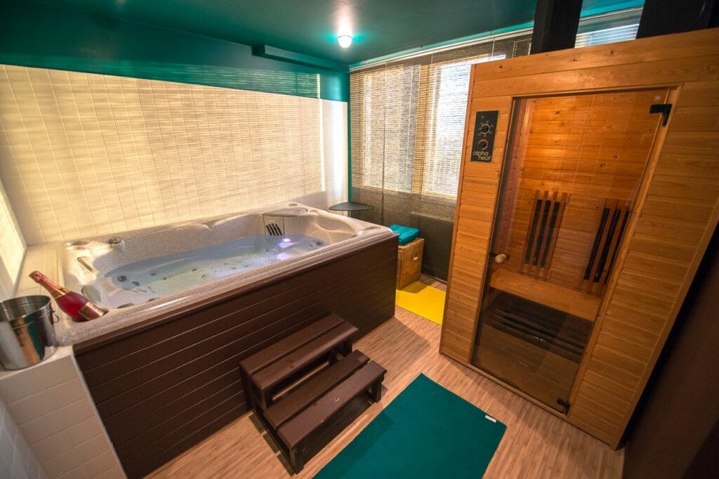 Wellness centrum v hoteli v Bratislave s kúpeľňou s jacuzzi vaňou.