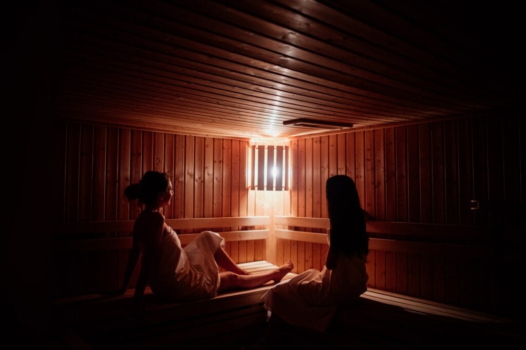 Dve ženy sedia v saune wellness centra.