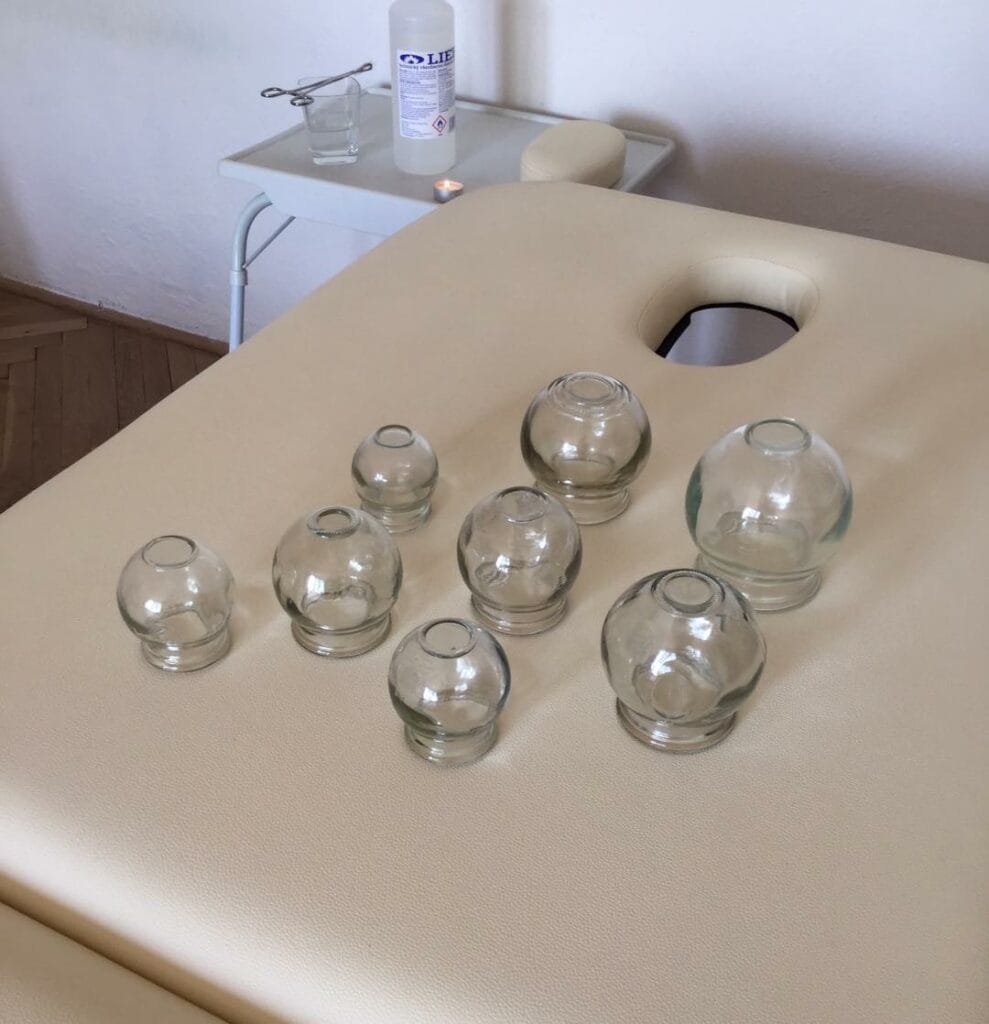 Stôl so sklenenými guľami.