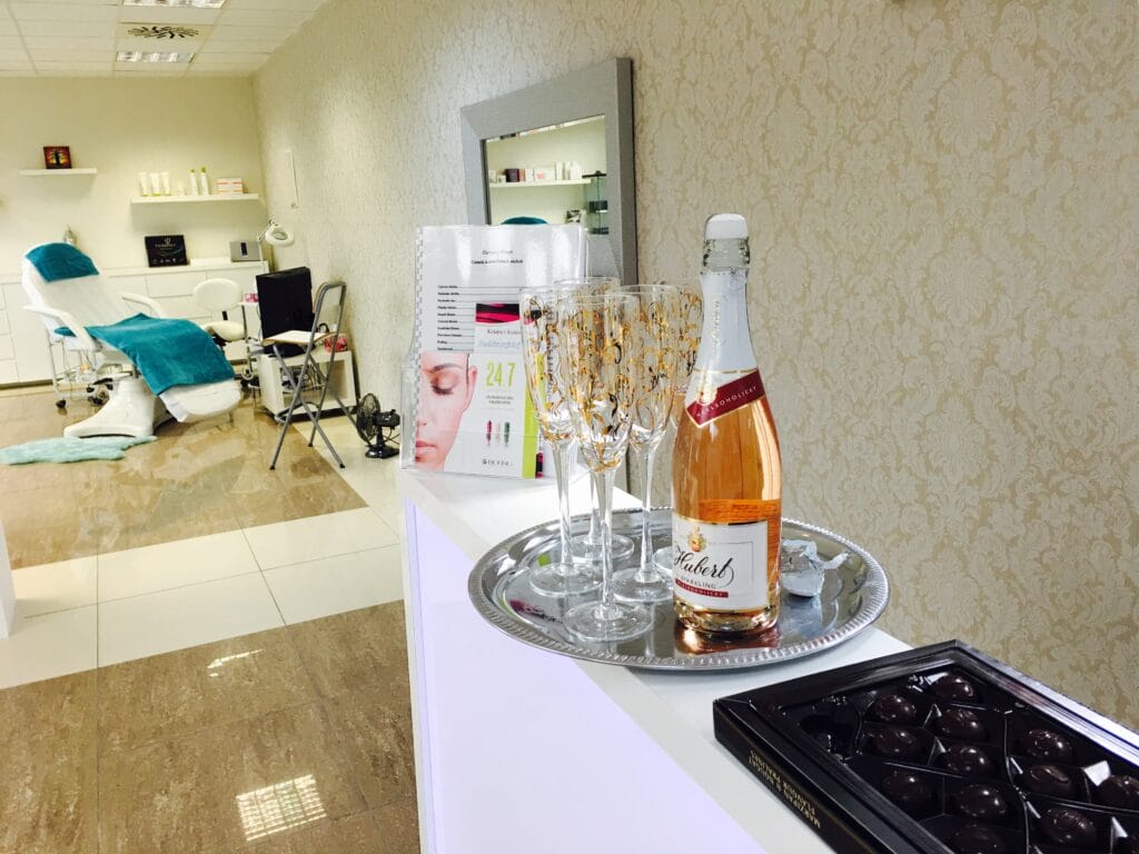 Luxusný salón krásy s ponukou šampanského a čokolády.