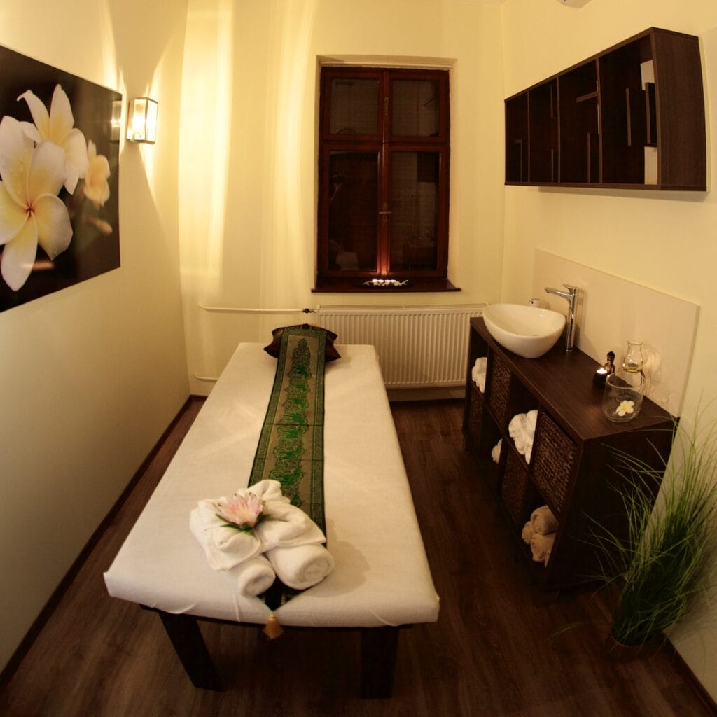 Malá miestnosť s masážnym stolom v Masážnom štúdiu Thajský kvet Nitra.