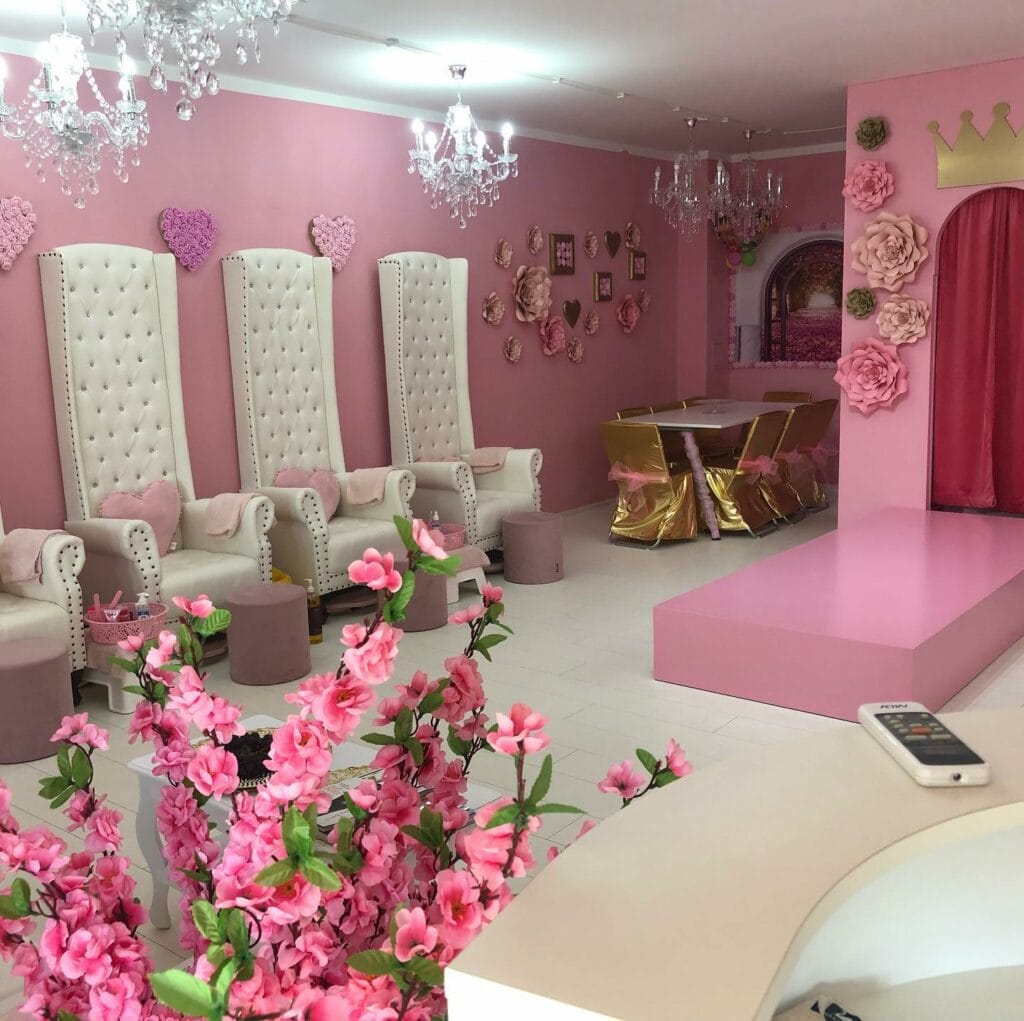 Ružový nechtový salón s kvetmi.