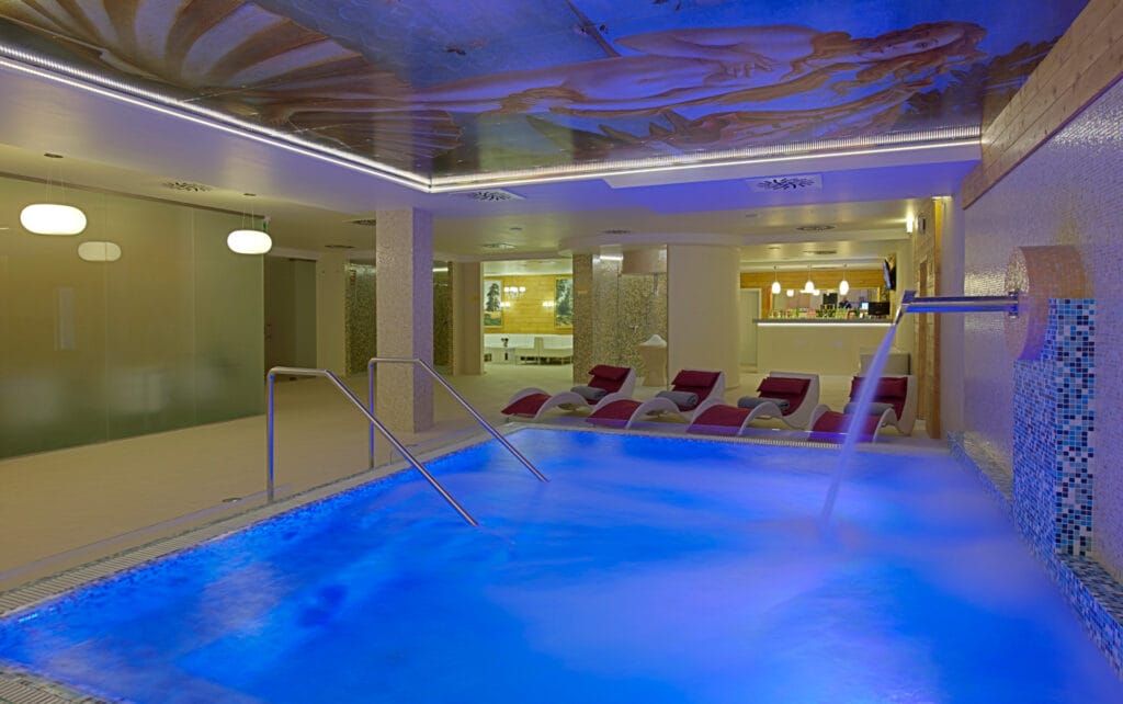Hotel s bazénom v Banskej Bystrici.