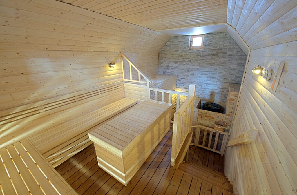 Wellness centrum Štiavničky Sauna sro v Banskej Bystrici so saunou s drevenými lavicami.