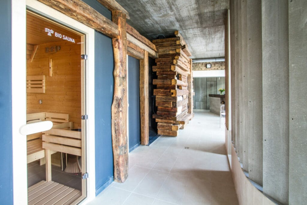 Wellness chodba s drevenými lavicami a saunou v Hoteli Dobrá Lipa Vajnory.