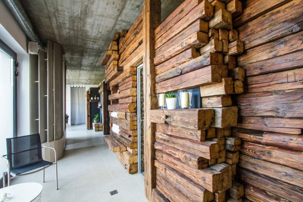 Moderná kancelária s drevenou stenou.
