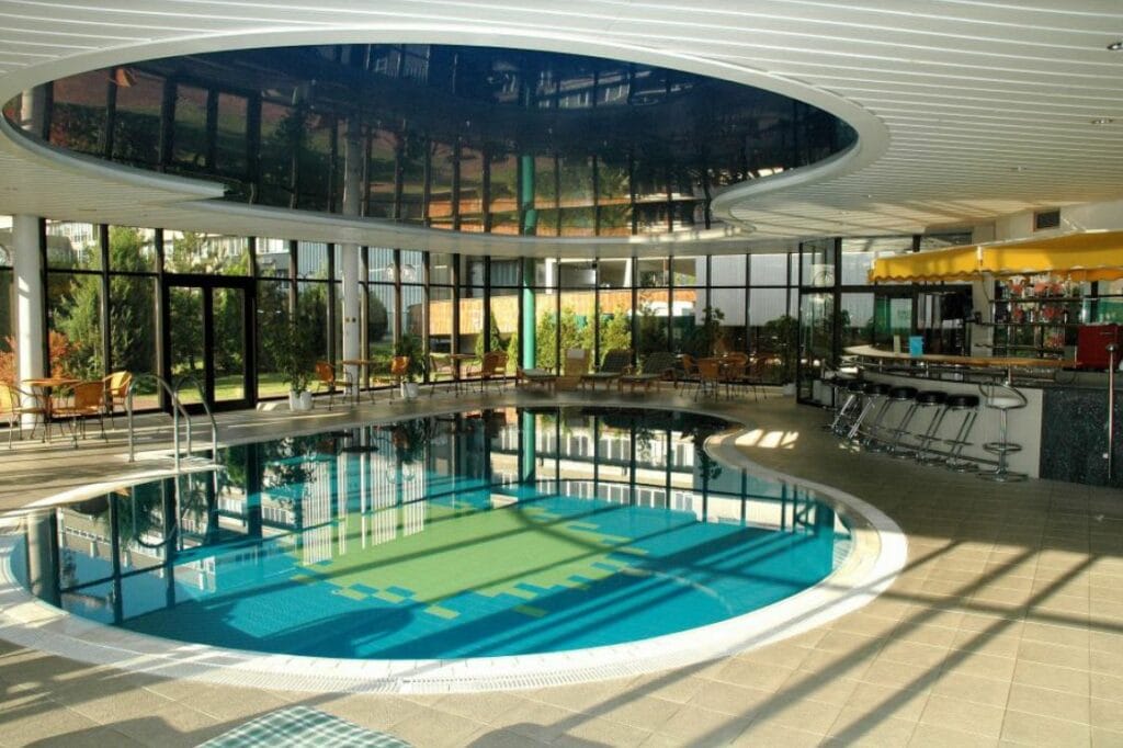 Relaxačný krytý bazén v hoteli Holiday Inn Ružinov.