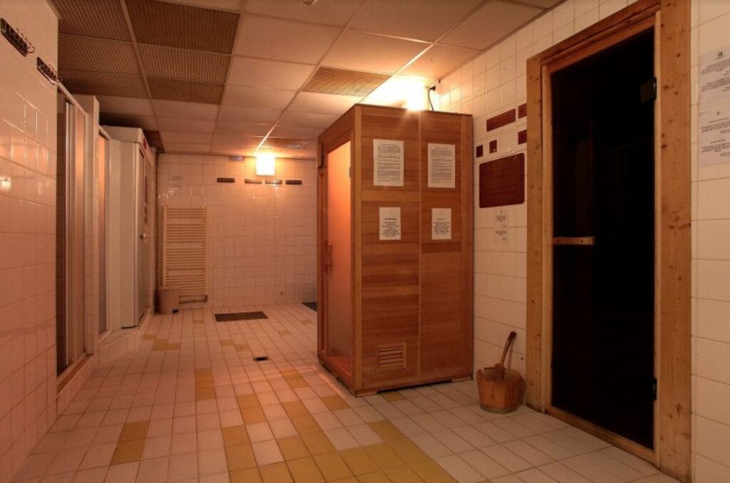 Hotelová kúpeľňa so sprchovacím kútom.