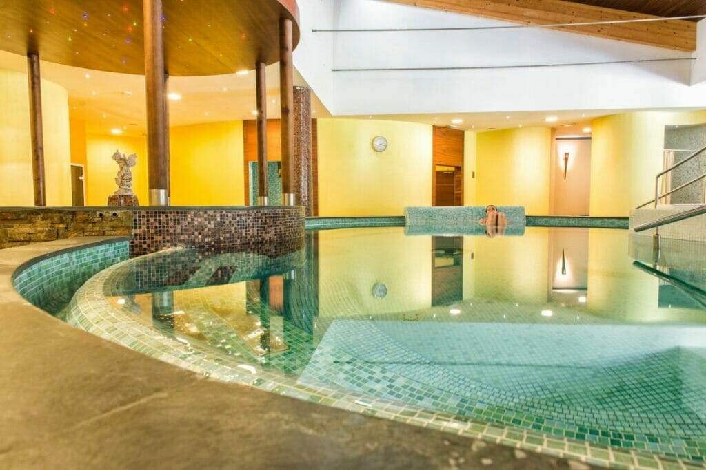 Veľký krytý bazén vo Wellness v hoteli Patria Štrbské Pleso.