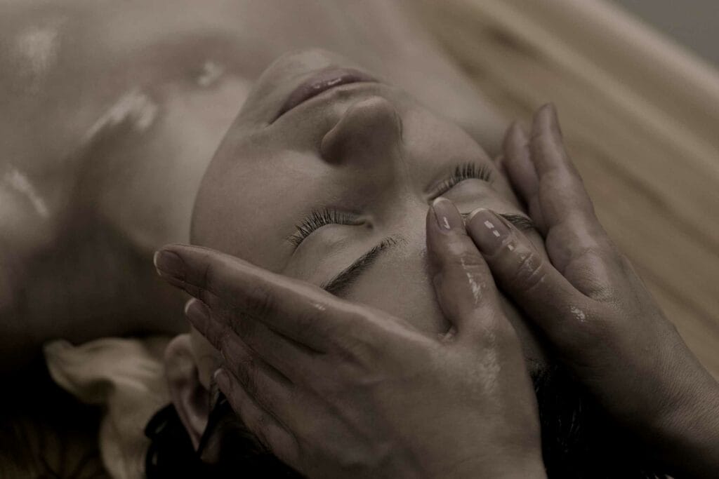 Žena na masáži tváre v Ajurvédskom centre Darsana Piešťany.