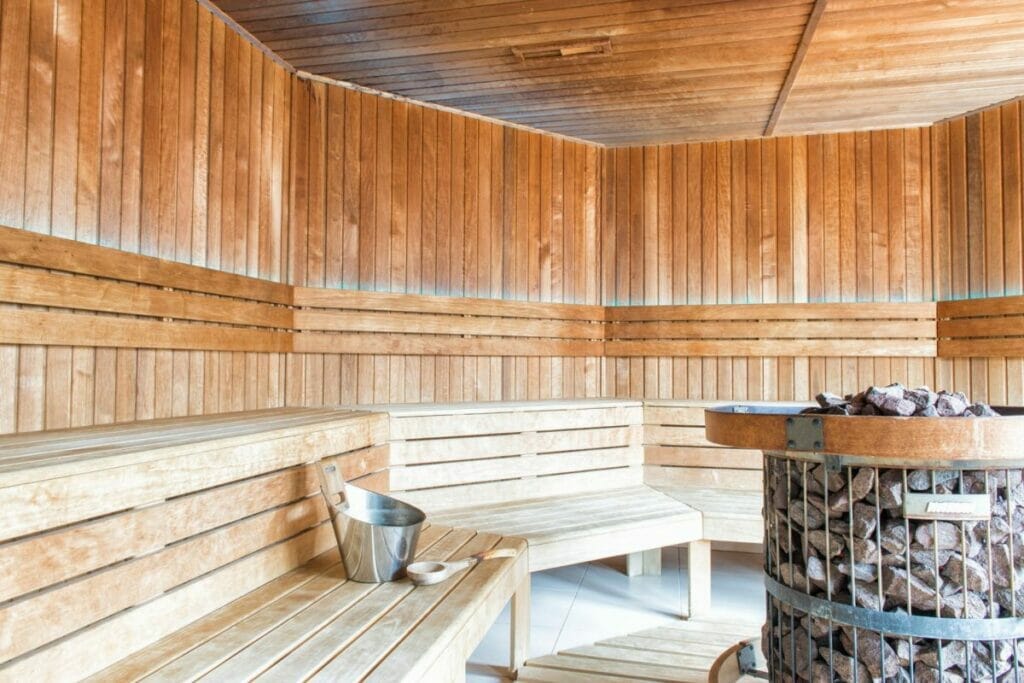 Drevená sauna s lavičkami a ohniskom vo Wellness v hoteli Patria Štrbské Pleso.