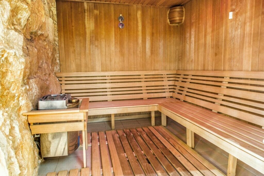 Wellness hotel Patria na Štrbskom Plese so saunou a drevenými lavicami.