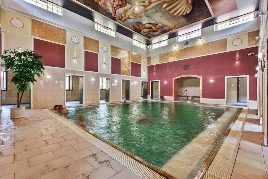 Relaxačný bazén v liečebných termálnych kúpeľoch Sklené Teplice