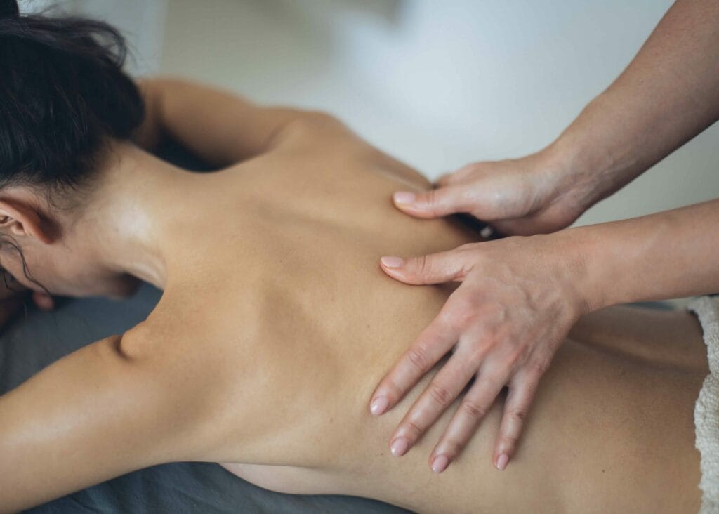 Žena na masáži chrbta v Regeneračnom centre Efekt v Košiciach.