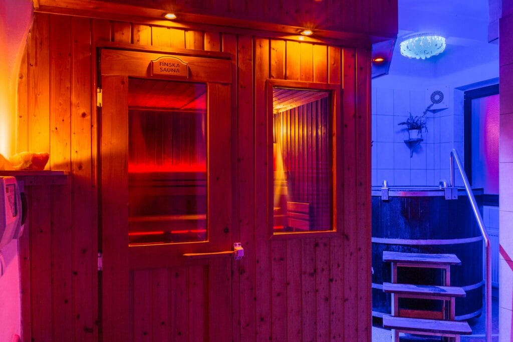 Sauna v Relaxačnom centre Kryštál Prešov s červeným a modrým svetlom.