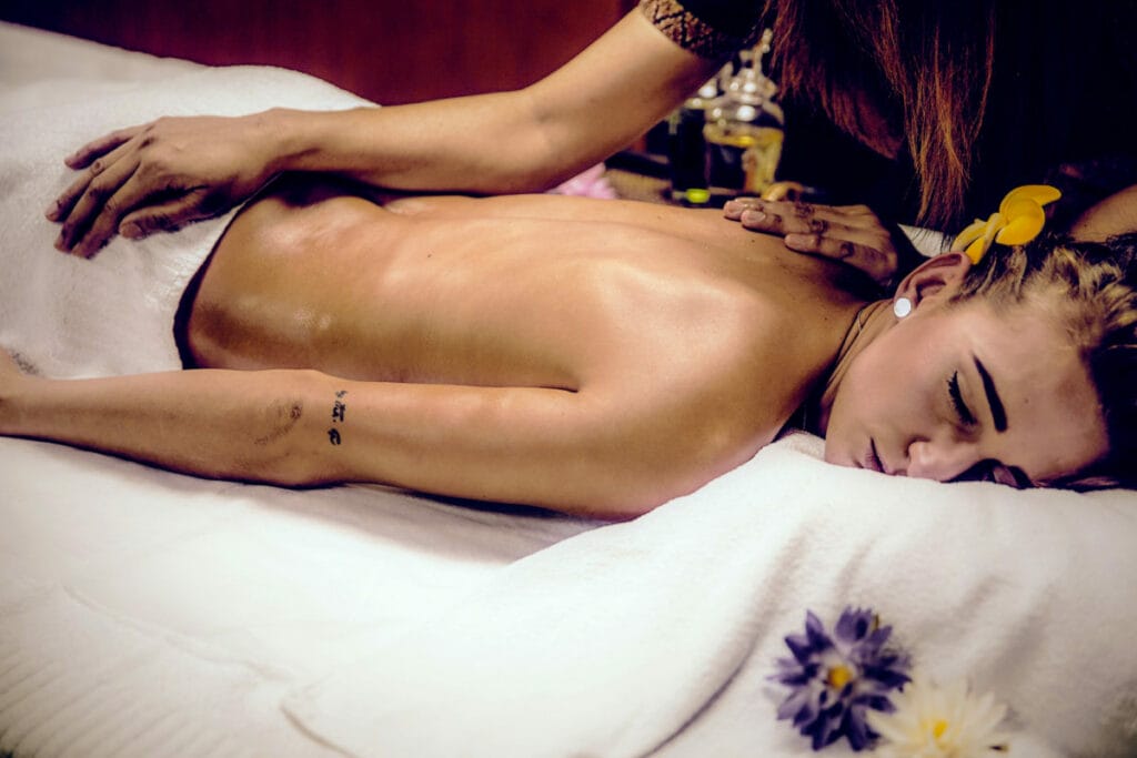 Žena na masáži chrbta v butikových hotelových kúpeľoch.