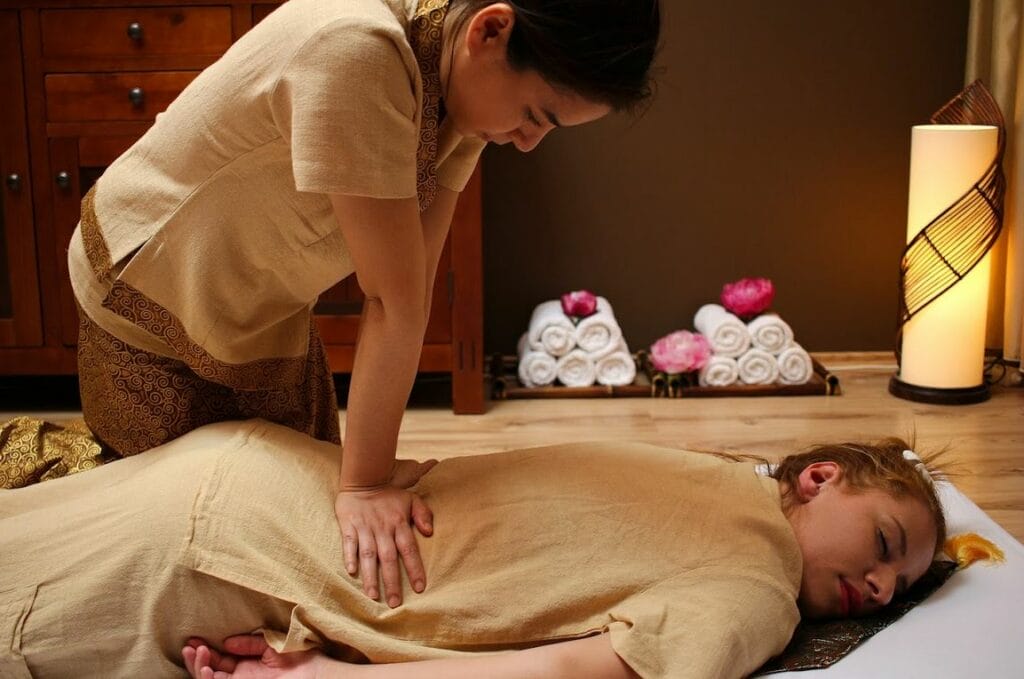 Žena, ktorá si užíva masáž v thajskom wellness centre v hoteli Magnólia Piešťany.
