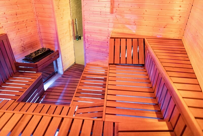Relaxačná sauna s drevenými lavicami a svetlami v Relax centre Nový Smokovec ako stvorená pre rodiny.