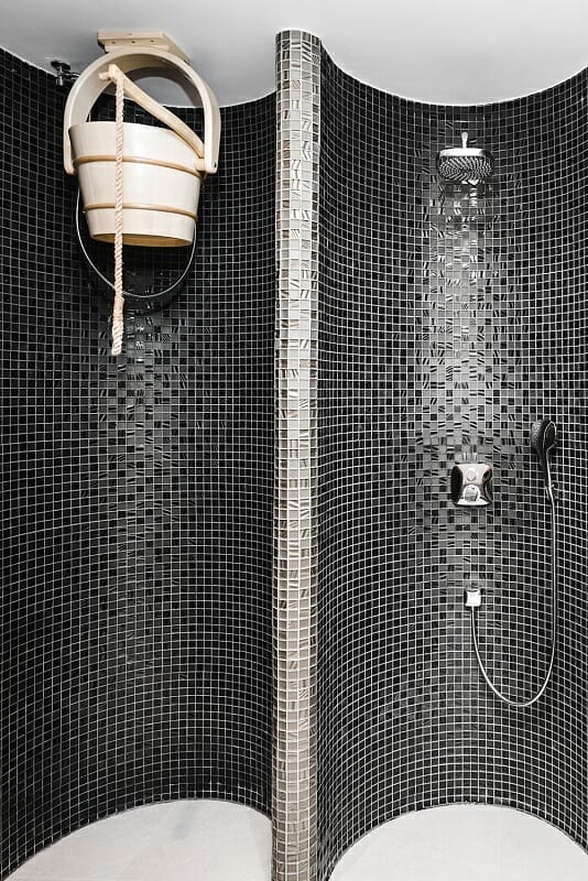 Čiernobiela kachľová sprcha v relaxačnom centre.