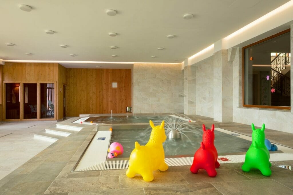 Kľúčové slová: bazén, hotel Upravený popis: Kúpalisko v Hoteli Bellevue Horný Smokovec ponúka wellness a relax.