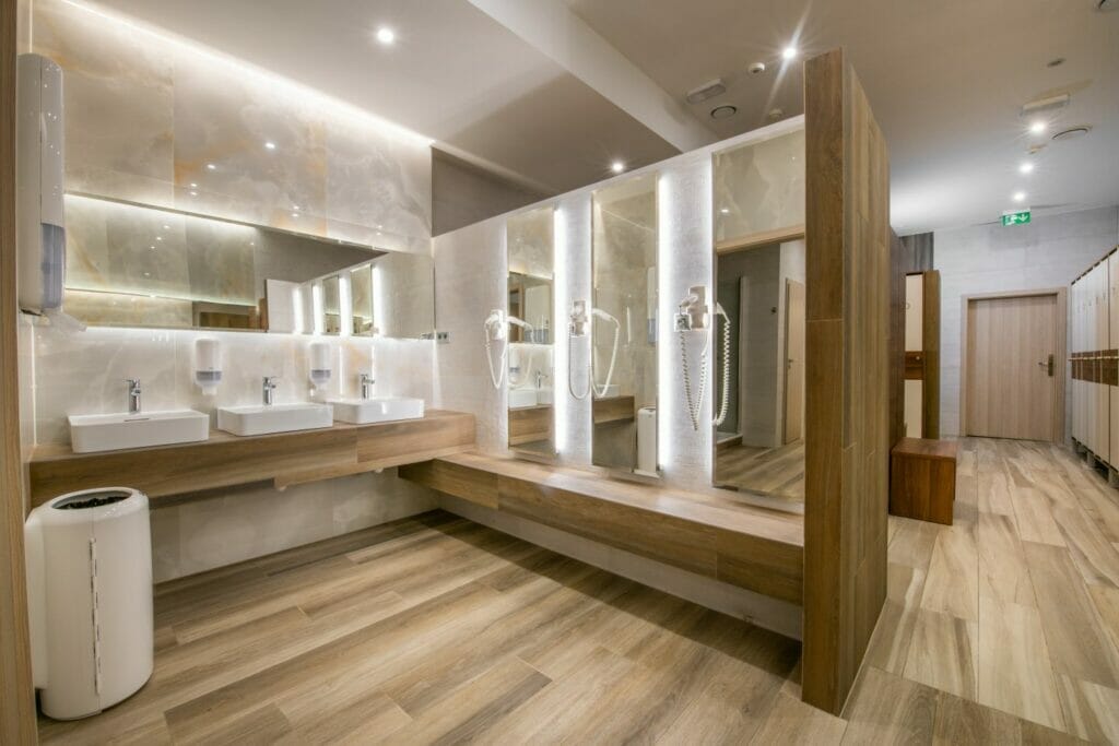 Moderná kúpeľňa vo wellness centre Hotela Bellevue Horný Smokovec.