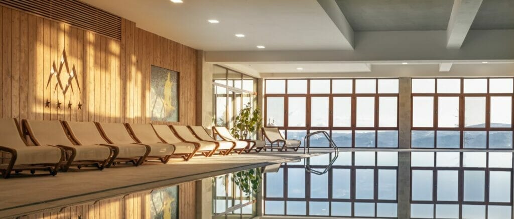 Hotel Bellevue v Hornom Smokovci ponúka bazén v izbe s drevenými stenami, ktorý hosťom poskytuje relaxačný wellness zážitok.