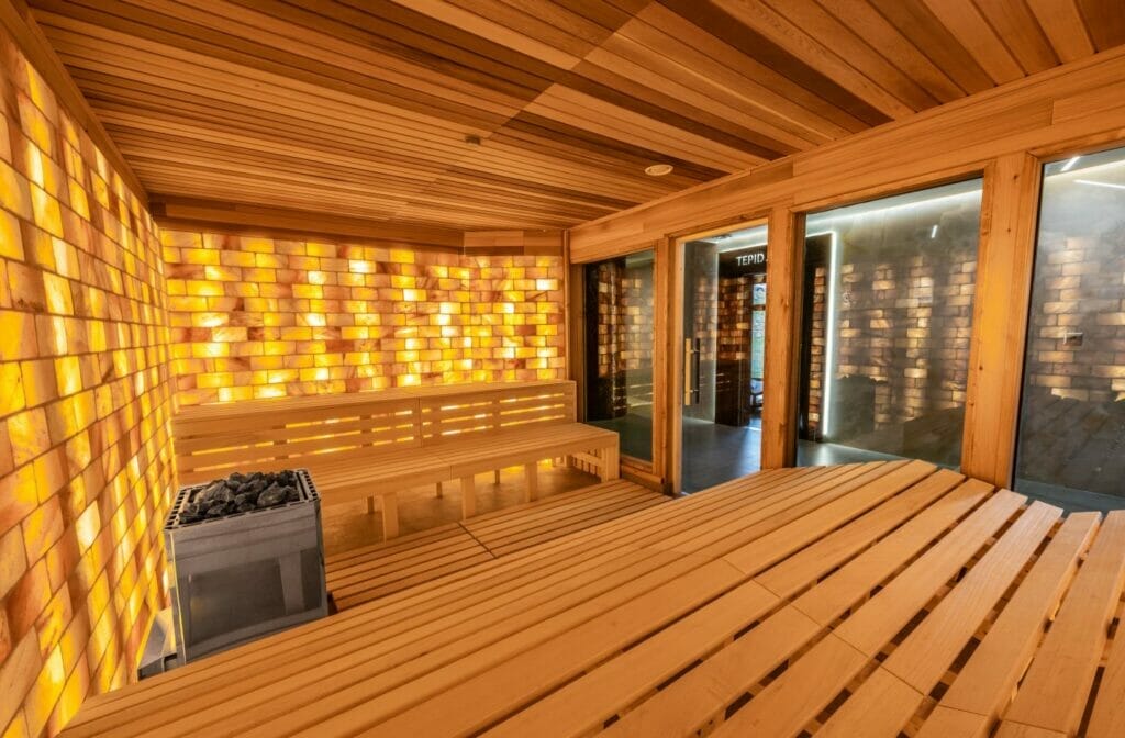 Kľúčové slová: wellness centrum, sauna.

Upravený popis: Saunová miestnosť vo wellness centre hotela Bellevue Horný Smokovec s drevenými stenami a drevenou lavicou.