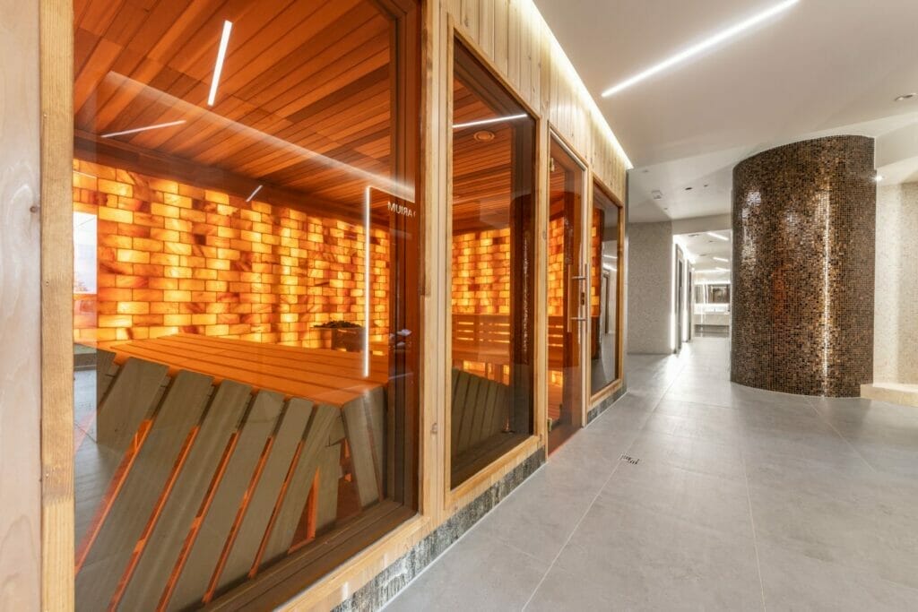 Wellness centrum so saunou a drevenými lavičkami.