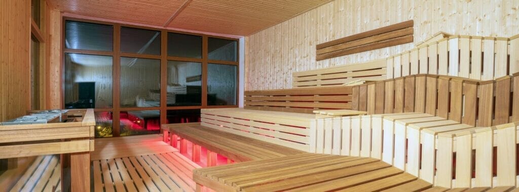 Kľúčové slová: sauna, drevené lavice

Upravený popis: Wellness centrum so saunou s drevenými lavicami.