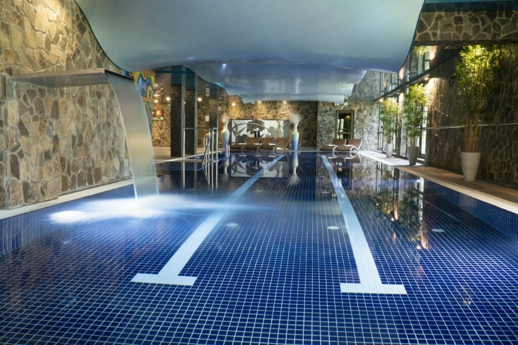 Wellness centrum v Hoteli Borovica Štrbské Pleso s veľkým krytým bazénom.