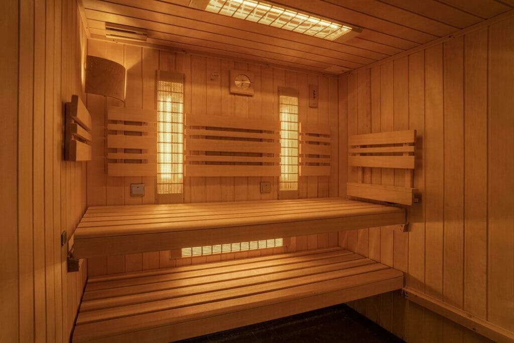 Príjemné wellness centrum so saunou s drevenými lavicami a svetlami.