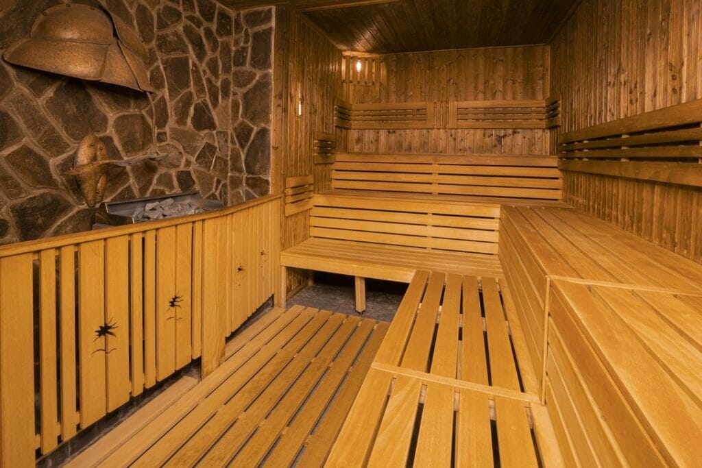 Wellness centrum so saunami a drevenými lavičkami.