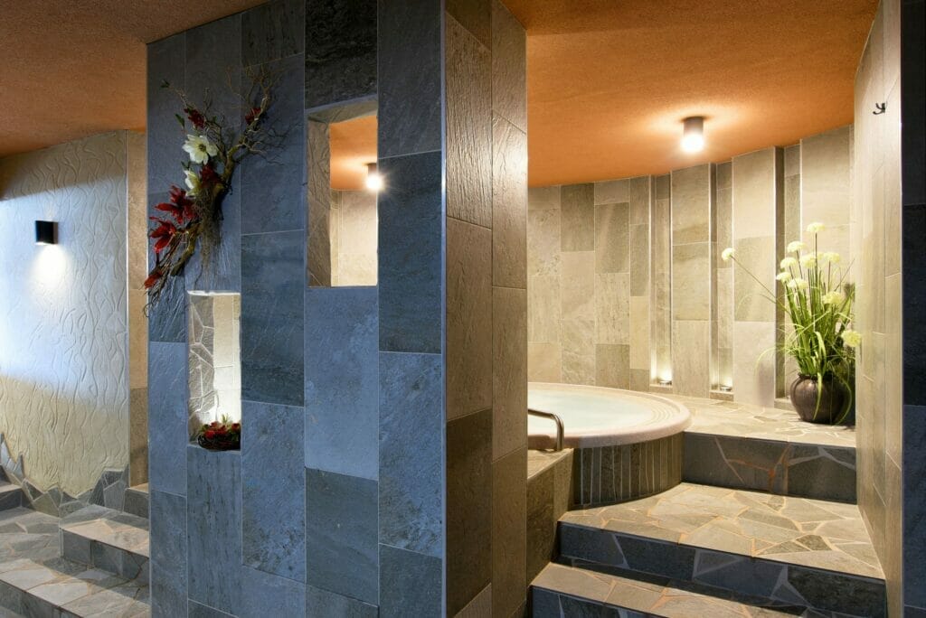 Wellness centrum v hoteli s kúpeľňou vybavenou vaňou a sprchou.