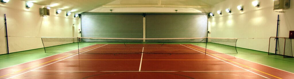 Wellness centrum s tenisovým kurtom v budove.