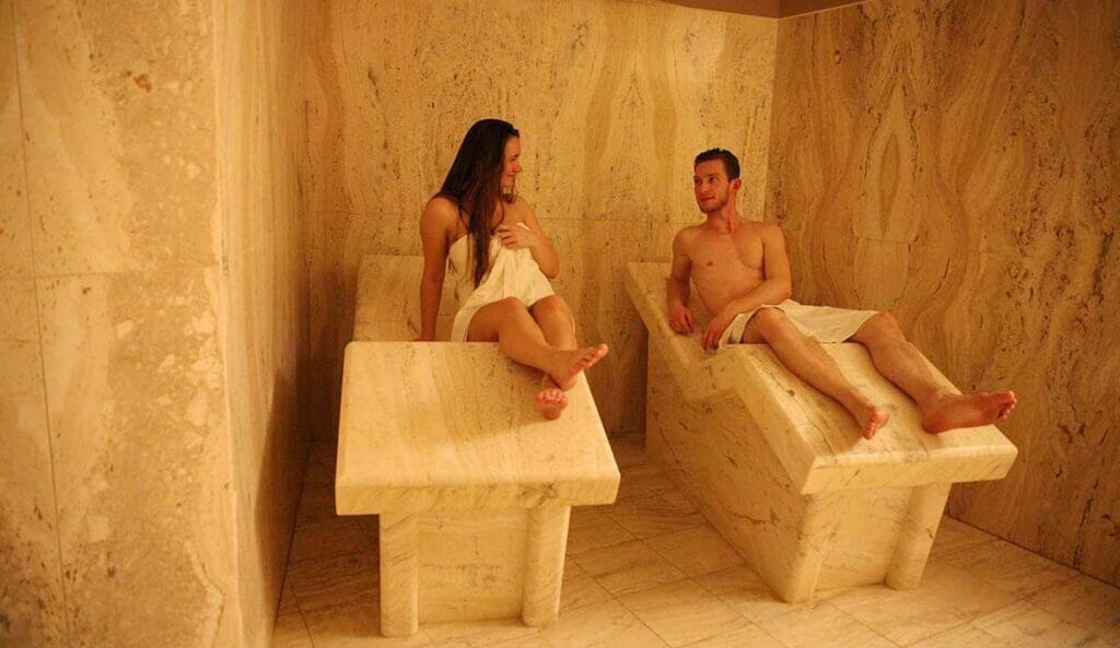 Muž a žena v hotelovej saune vo Wellness centre 4 Elements.