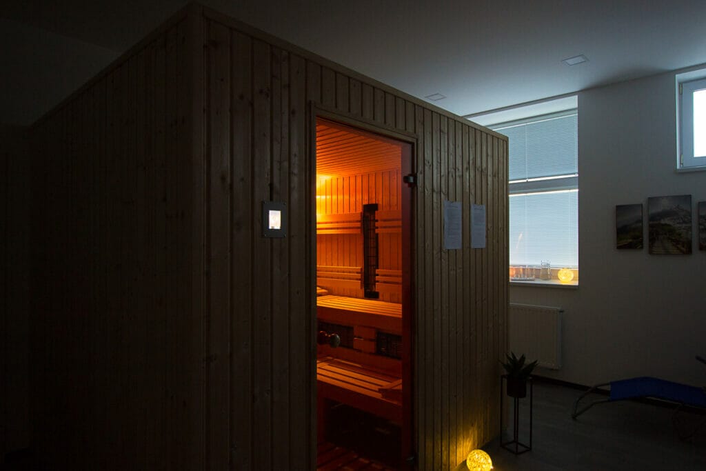 Drevená saunová miestnosť so zapnutým svetlom na Cvičisku Poprad.