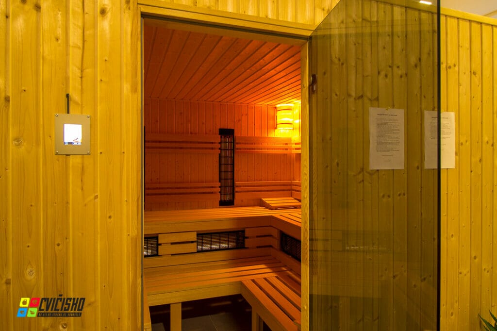 Drevená posilňovňa a sauna s dverami v Poprade.