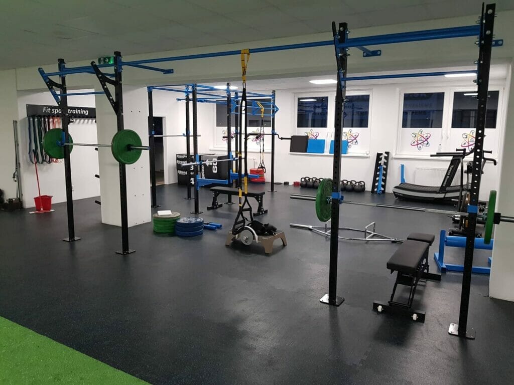 Fitness centrum s množstvom zariadení pre športovú prípravu v Banskej Bystrici.