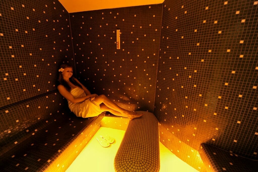 Žena, ktorá si užíva saunovanie vo wellness centre v hoteli Čingov Smižany.
