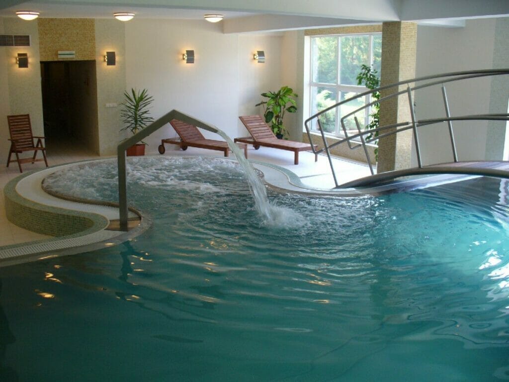 Hotel s wellness centrom s bazénom.