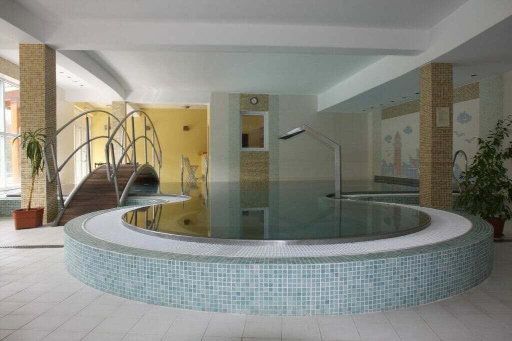 Veľký krytý bazén v hotelovom wellness centre Remata Ráztočno.