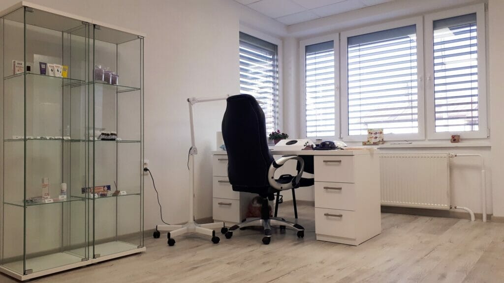 Miestnosť s písacím stolom, stoličkou a presklenou vitrínou pre služby Manikúra a pedikúra v Gabike Prievidza.