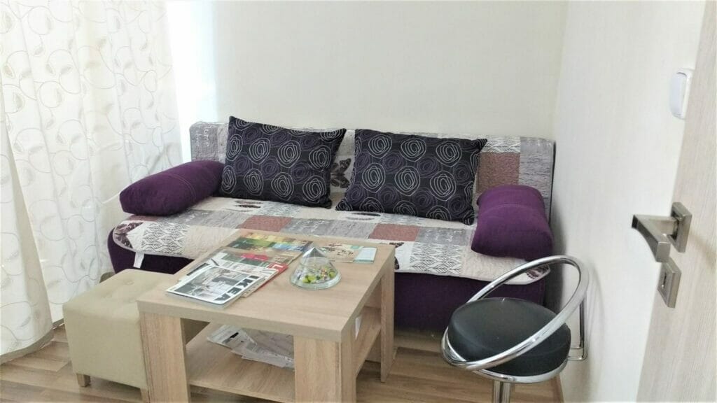 Malá obývačka s fialovým gaučom a stolíkom vo Zvolene.
