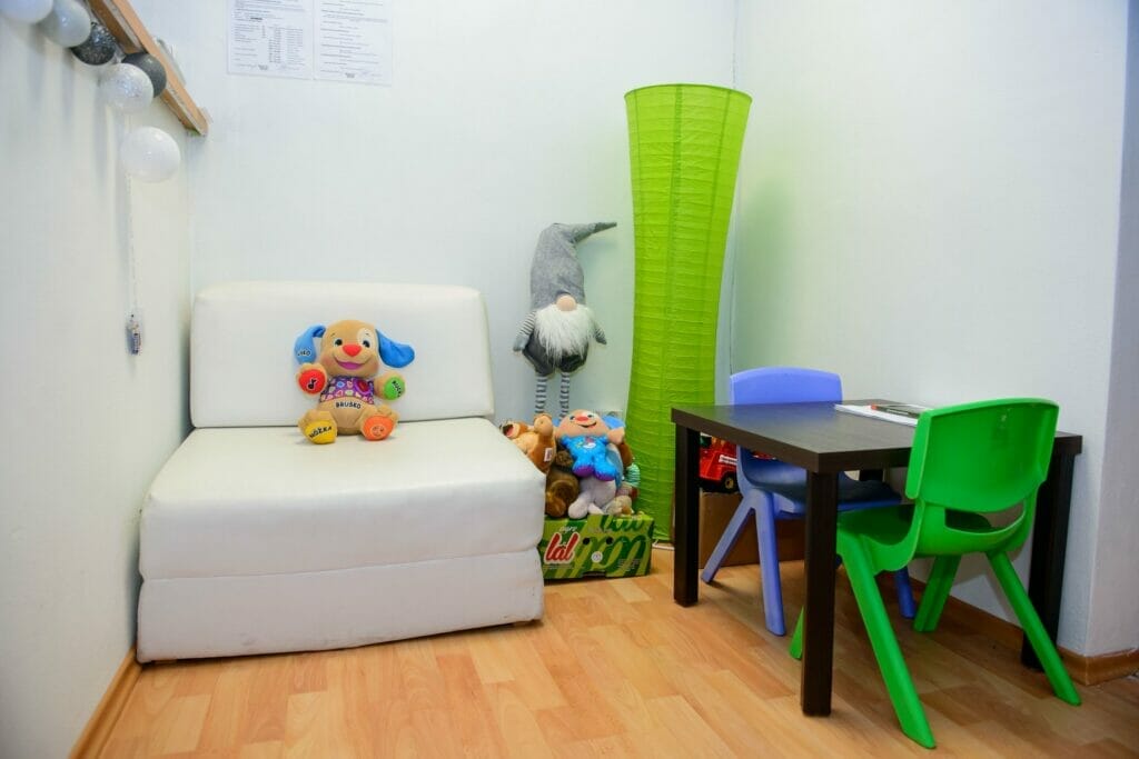 Detská izba s plyšovými zvieratkami.