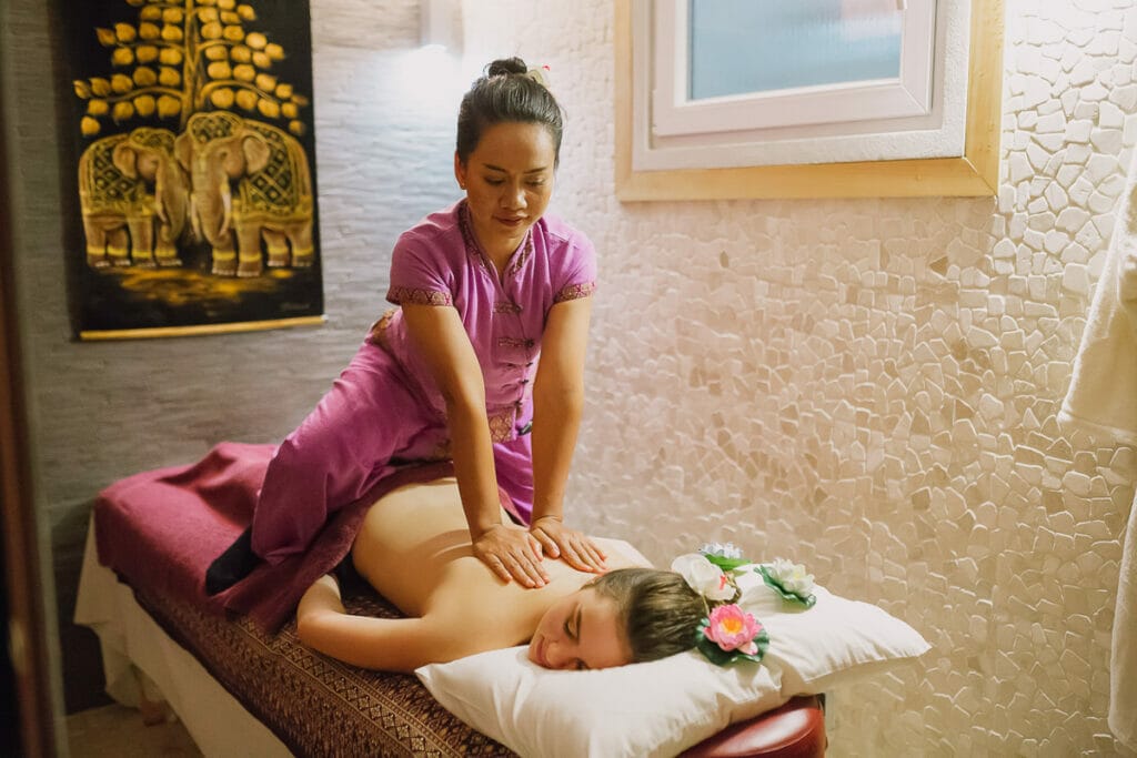 Žena zažíva Nuad Thai masáž v kúpeľoch vo Zvolene.