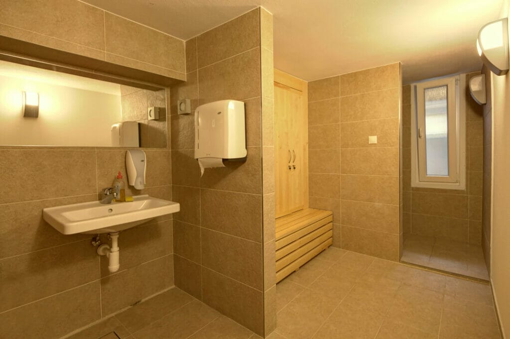 Kúpeľňa s umývadlom, sprchovacím kútom a masážou Nuad Thai.